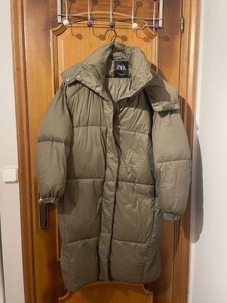 Plumífero Zara verde oliva largo