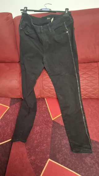 Vaqueros negros Massimo Dutti tachuelas