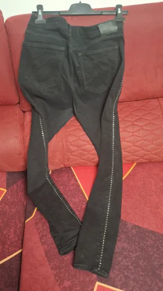 Vaqueros negros Massimo Dutti tachuelas