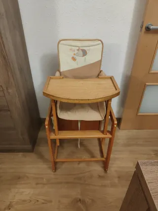 Trona de madera convertible en escritorio