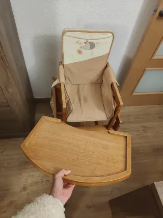 Trona de madera convertible en escritorio