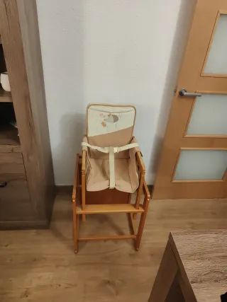 Trona de madera convertible en escritorio