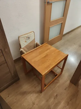 Trona de madera convertible en escritorio