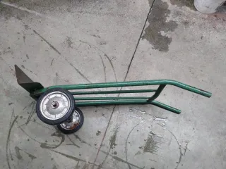 Carretilla verde con ruedas