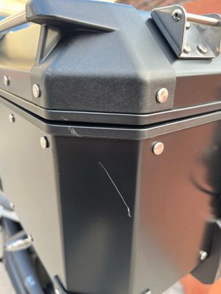 Baúl Triumph 42L con soporte y parrilla.