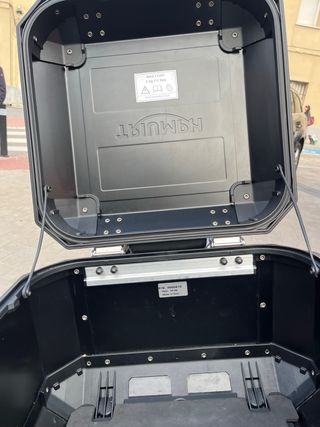 Baúl Triumph 42L con soporte y parrilla.