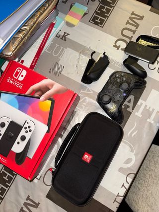 Nintendo Switch OLED Nera e Bianca con accessori