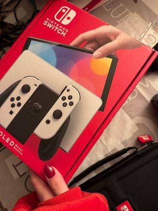 Nintendo Switch OLED Nera e Bianca con accessori