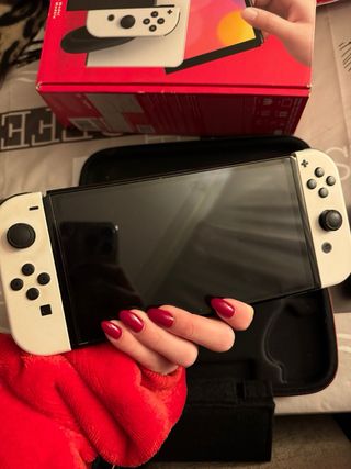 Nintendo Switch OLED Nera e Bianca con accessori