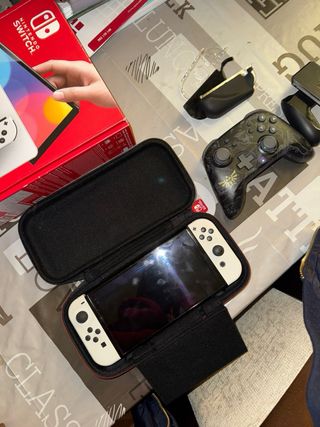 Nintendo Switch OLED Nera e Bianca con accessori