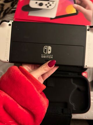 Nintendo Switch OLED Nera e Bianca con accessori