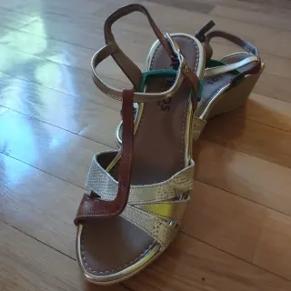 Sandalias cuña mujer marrones y doradas