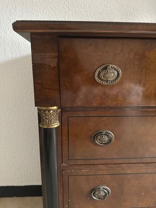 Cómoda antigua de madera maciza