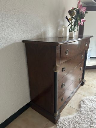 Cómoda antigua de madera maciza