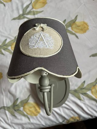 Aplique de pared con letra A bordada