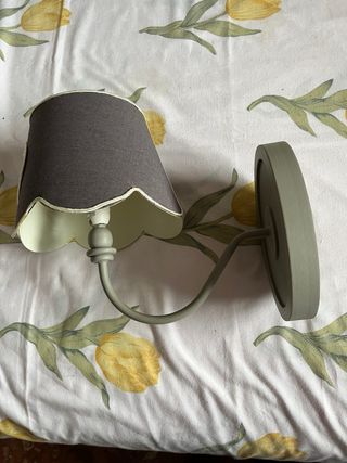 Aplique de pared con letra A bordada