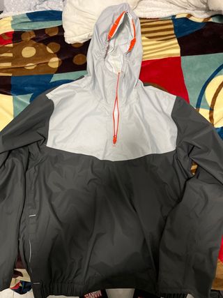 Chubasquero cortavientos gris y negro