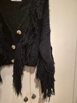 Cárdigan Negro con Adornos de Lana