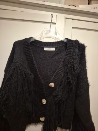 Cárdigan Negro con Adornos de Lana