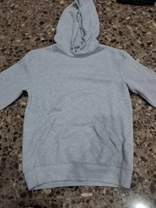 Sudadera con capucha gris
