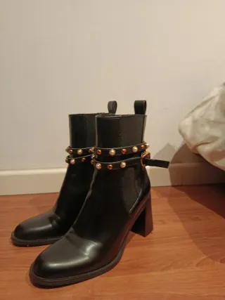 Botines tacón alto perlas y detalles dorados