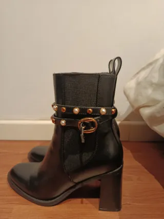 Botines tacón alto perlas y detalles dorados