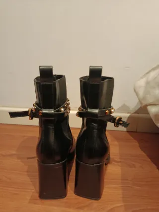 Botines tacón alto perlas y detalles dorados