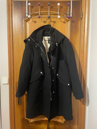 Parka negra con capucha