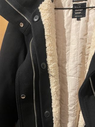 Parka negra con capucha