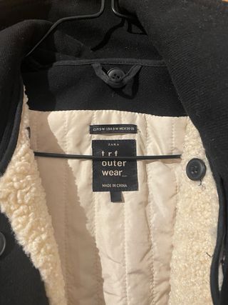 Parka negra con capucha