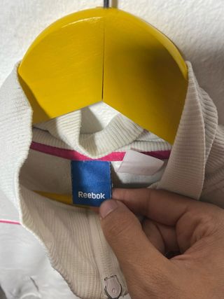 Chaqueta deportiva Reebok blanca y rosa