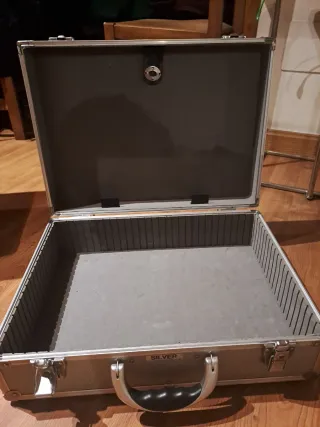 Maletín duro plateado 33x46x15cm