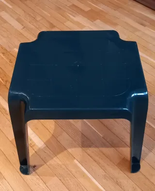 Mesa auxilia de plástico.