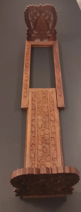 Antico fermalibri Indiano in teak intagliato