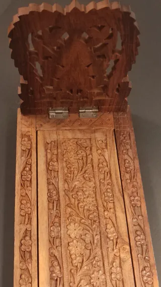 Antico fermalibri Indiano in teak intagliato