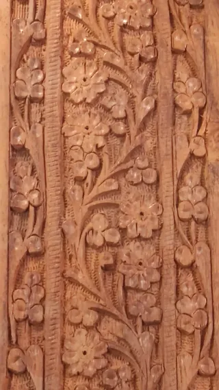 Antico fermalibri Indiano in teak intagliato