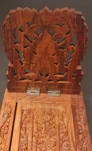 Antico fermalibri Indiano in teak intagliato