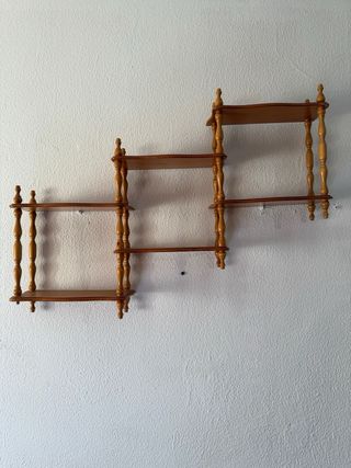 Estanterías de madera antiguas