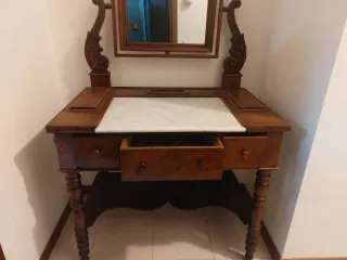 Toeletta in noce con piano in marmo