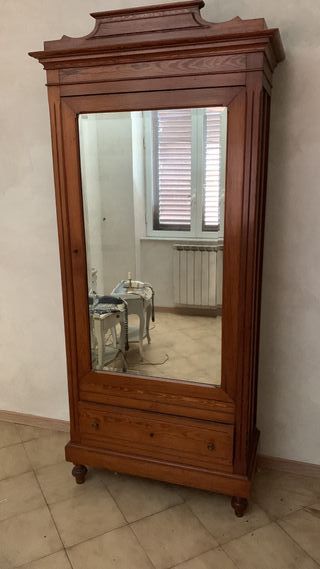 Armadio antico con specchio e cassetto