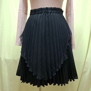 Falda negra plisada asimétrica