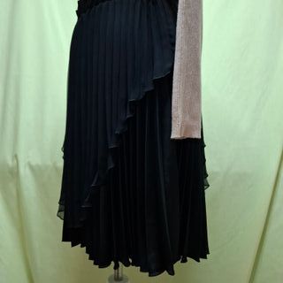 Falda negra plisada asimétrica