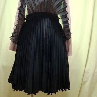 Falda negra plisada asimétrica