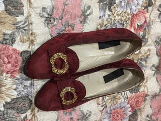 Zapatos de fallera niña rojos con adornos dorados