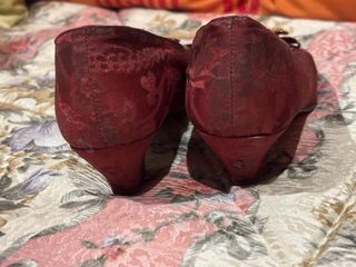 Zapatos de fallera niña rojos con adornos dorados