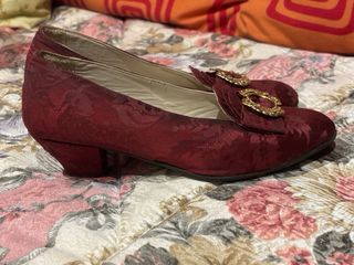 Zapatos de fallera niña rojos con adornos dorados