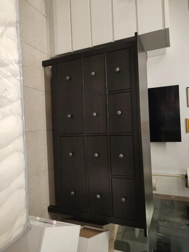 Aparador de madera oscuro