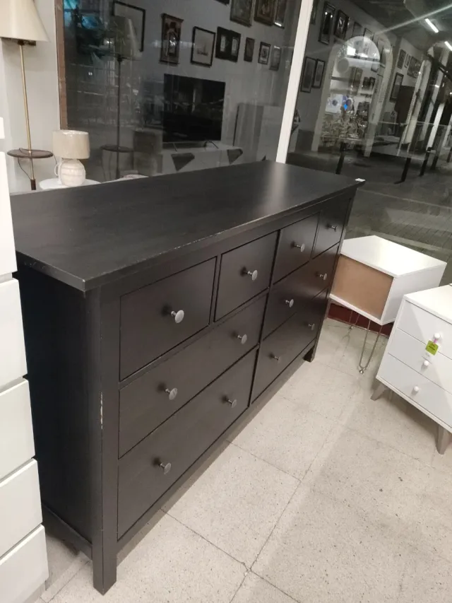 Aparador de madera oscuro