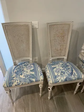 Mesa de cristal con base de piedra