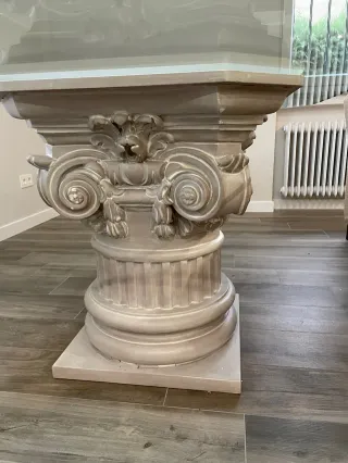 Mesa de cristal con base de piedra